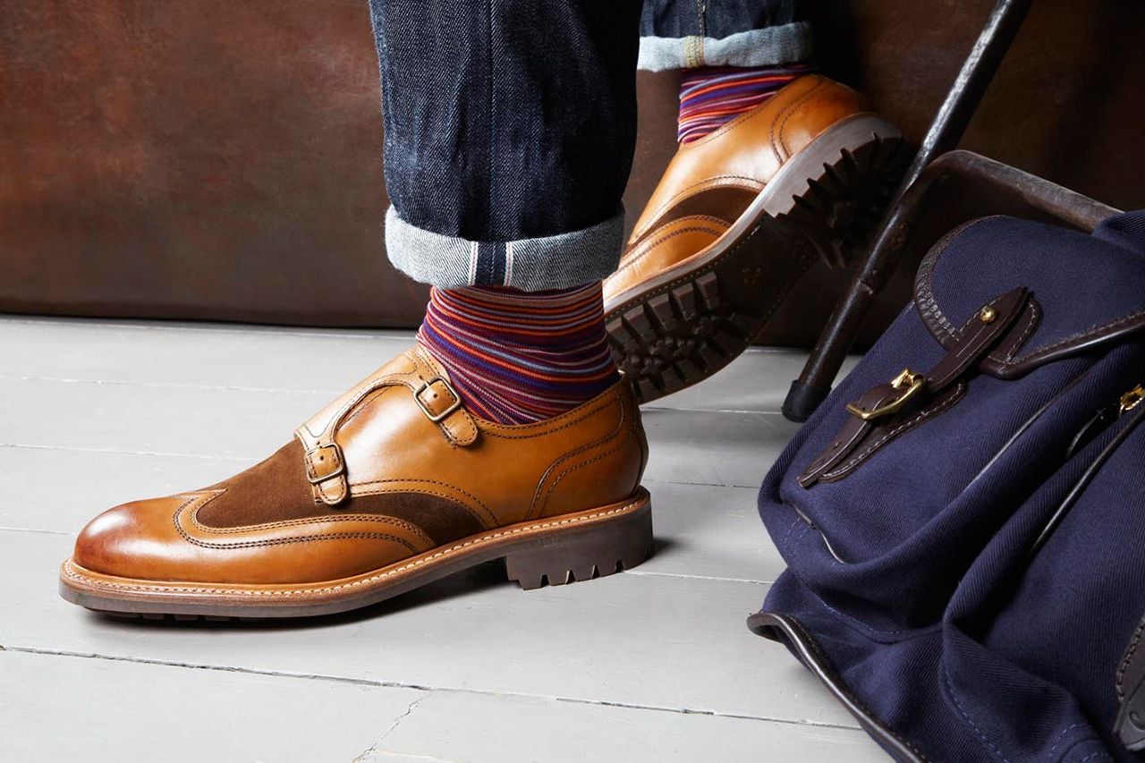 Double monk shoes, striped socks, rolled-up jeans; Londoner style.