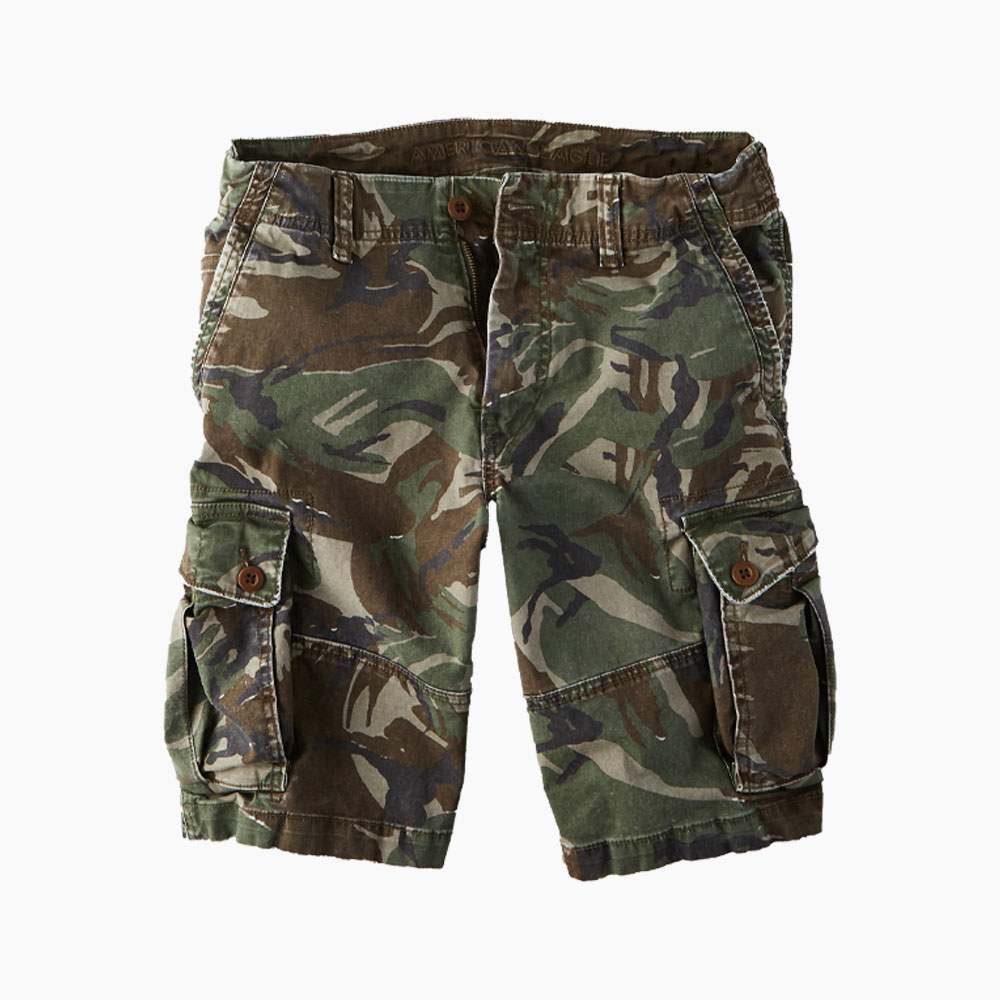 Men's camouflage cargo shorts with side pockets.