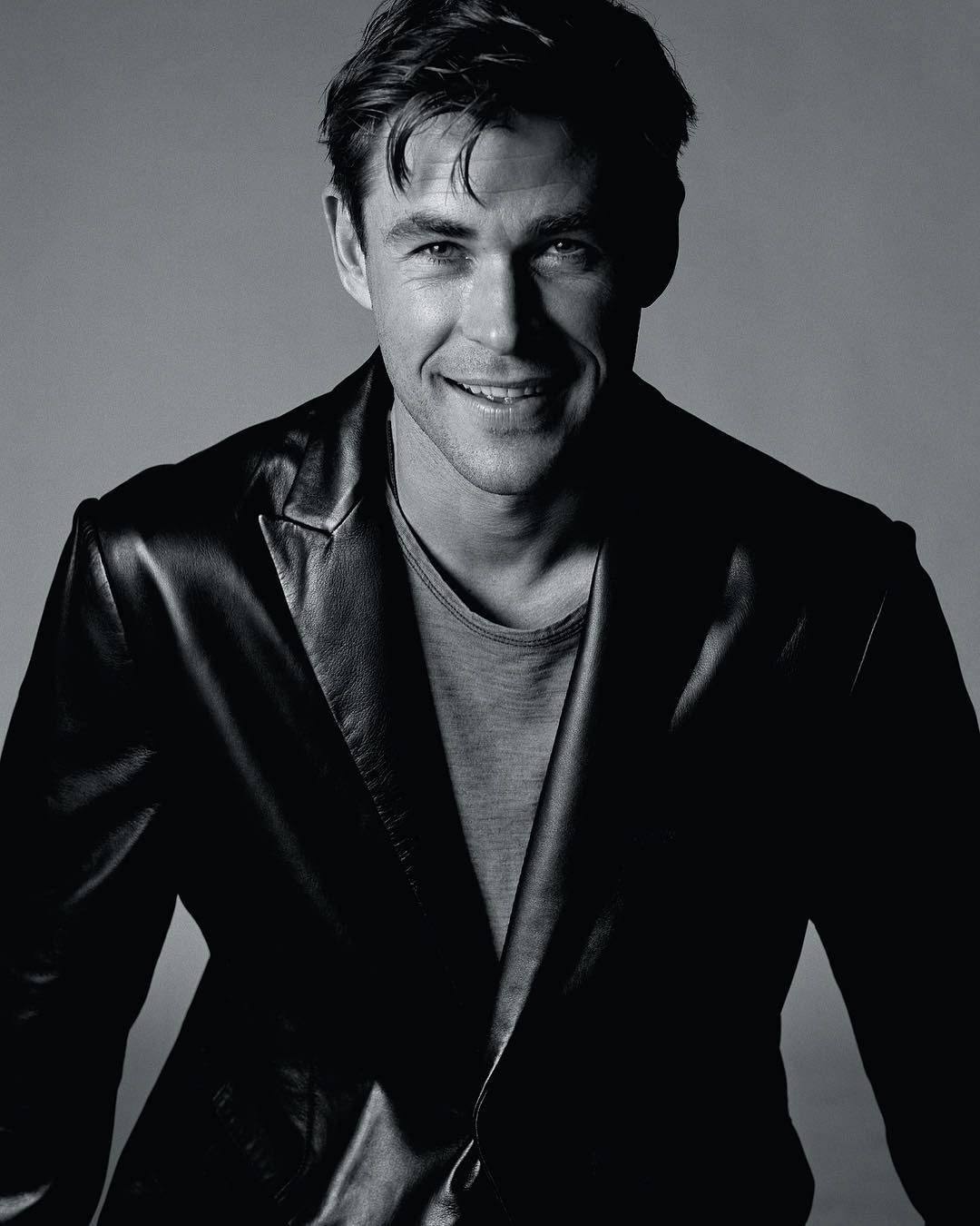 Chris Hemsworth-style leather jacket photo.