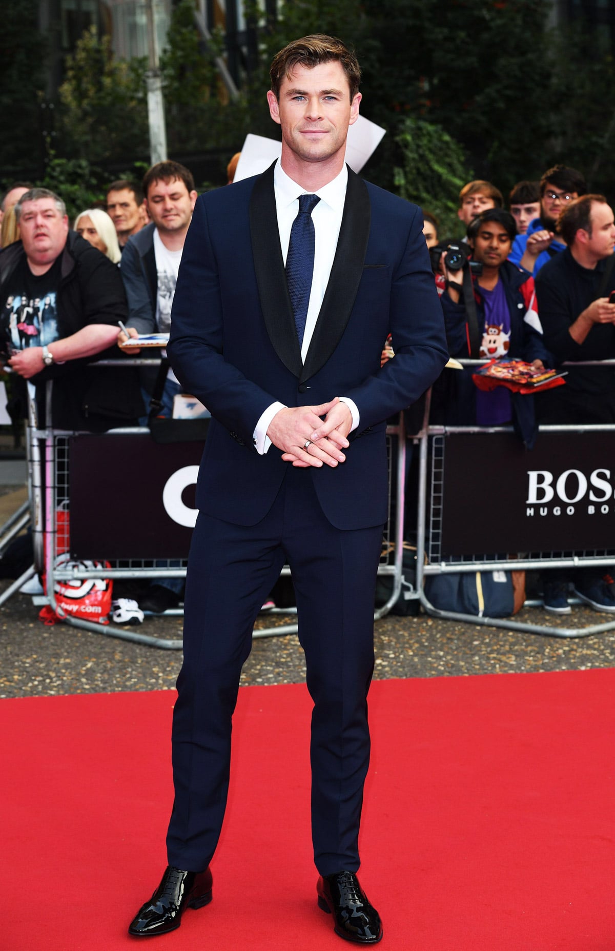Man on red carpet, Hemsworth-inspired.
