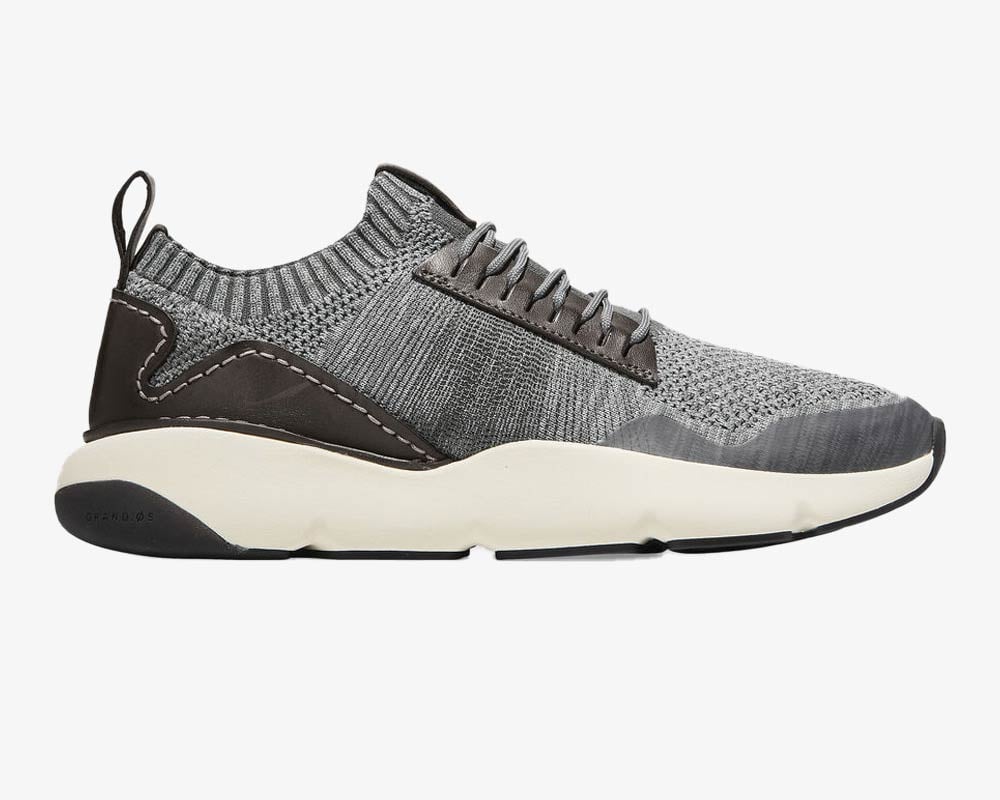 Men's walking shoes: knit upper, cushioned sole.