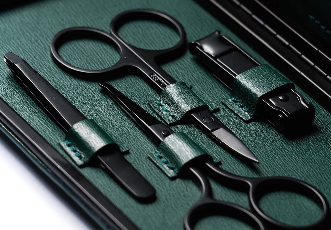 Men's grooming kit in green.