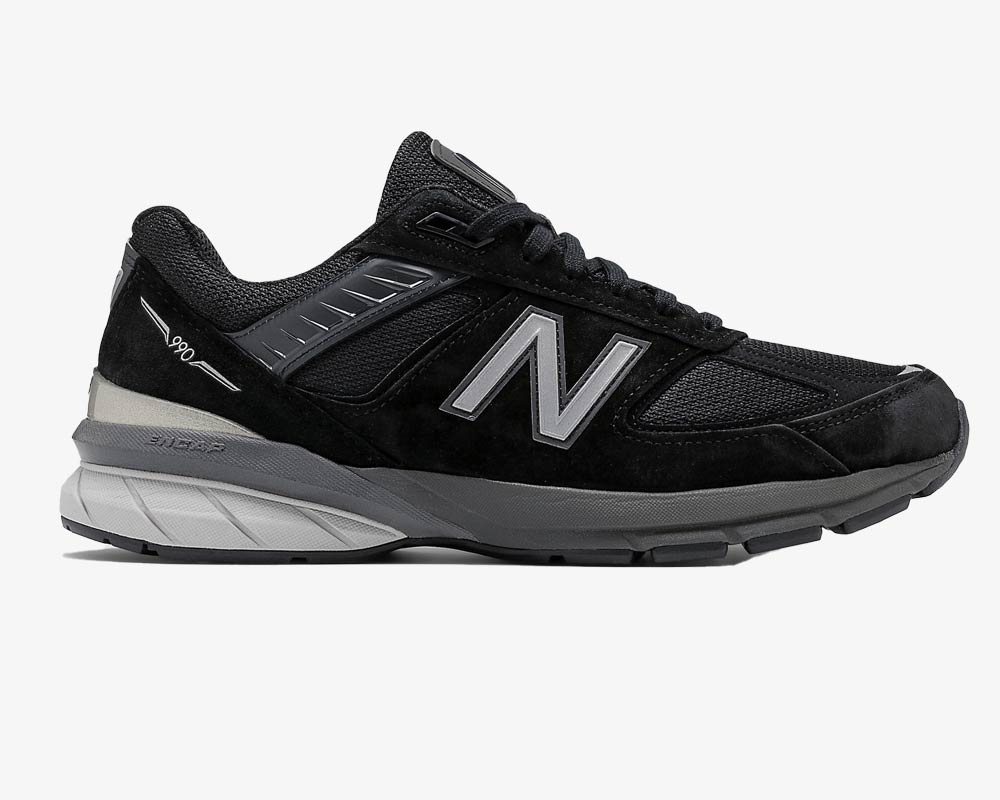 Men's black sneaker with "N" logo, perfect for walking.