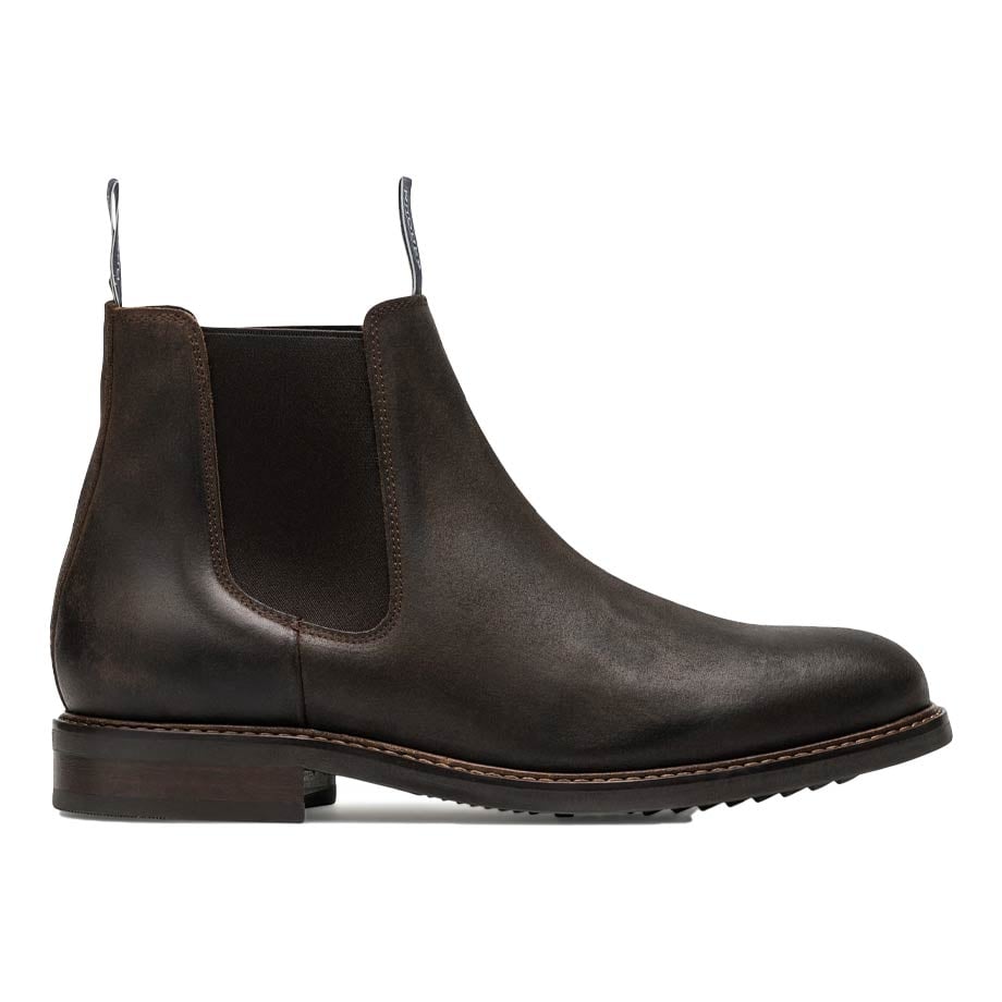 Elegant men's Chelsea boots with elastic panels.