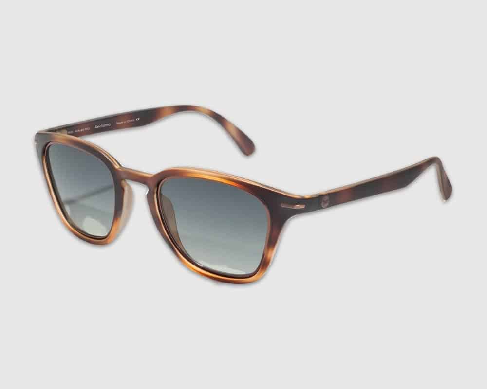 Tortoiseshell sunglasses enhance style.
