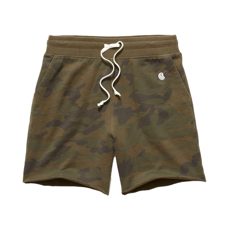 Camouflage lounge shorts with logo and pockets.