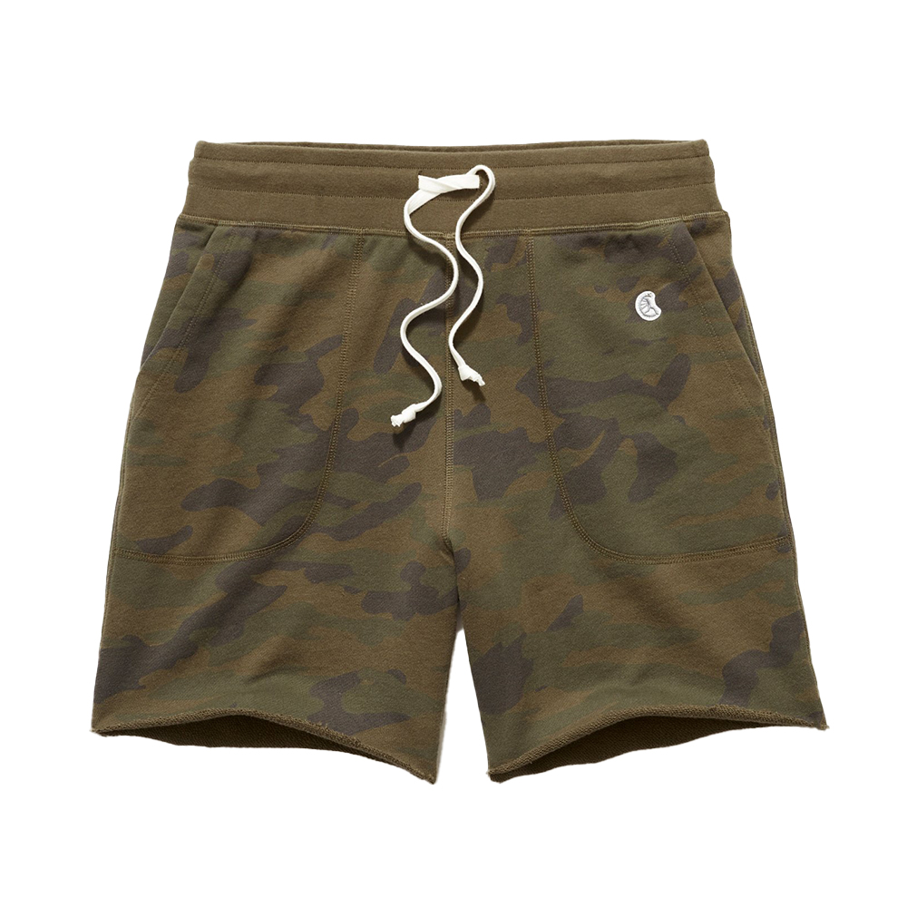 Camouflage lounge shorts with logo and pockets.
